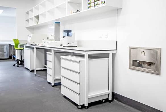 在質檢實驗室設計中，如何選擇適當的實驗室家具和工作臺？