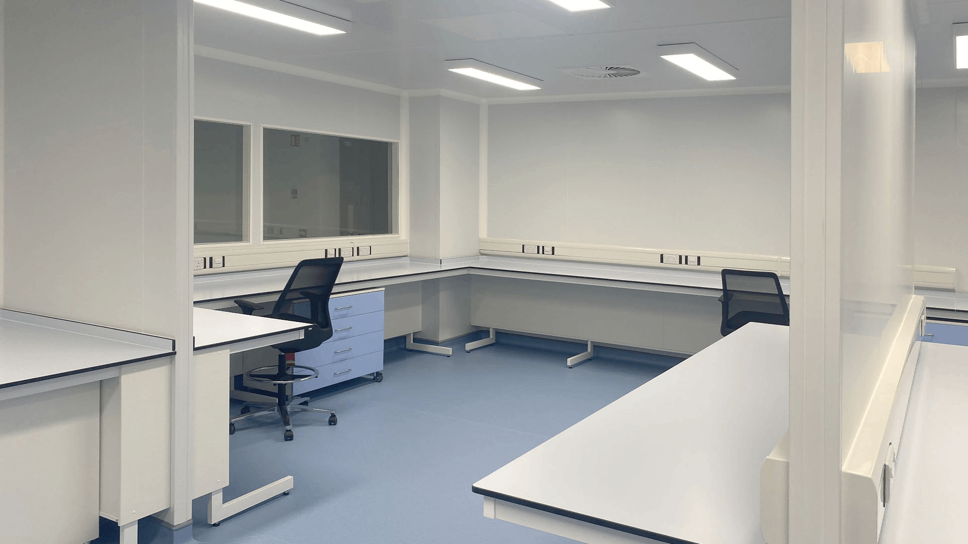 實驗室裝修中插座布局的合理規(guī)劃與安全設(shè)計