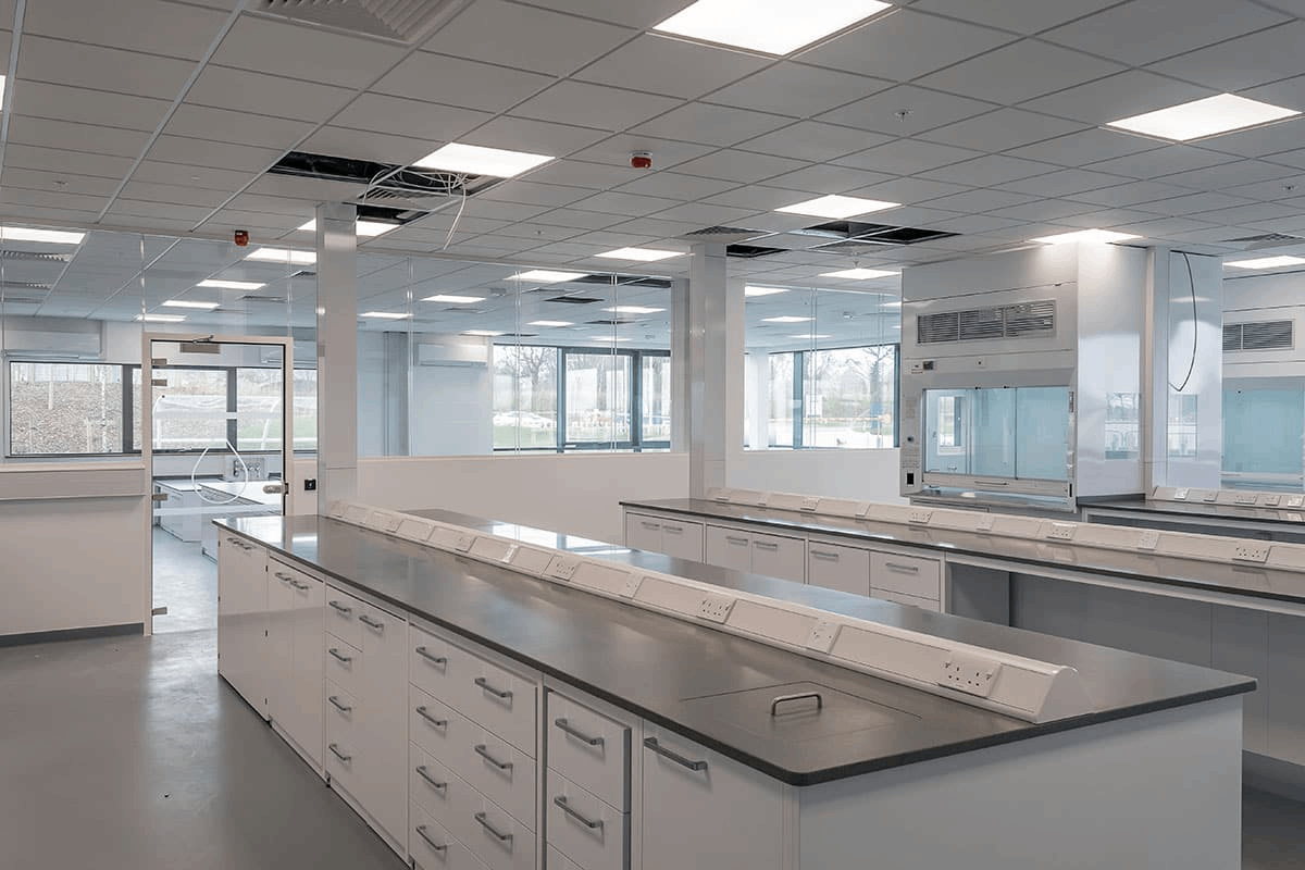 如何保證實(shí)驗(yàn)室吊柜與地柜安裝的穩(wěn)定性和安全性？