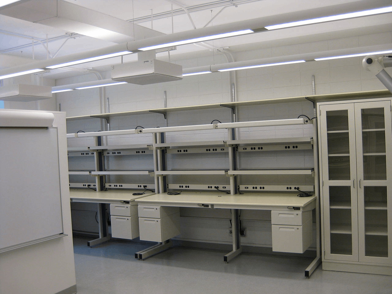 實(shí)驗(yàn)室裝修中實(shí)驗(yàn)臺的定制要點(diǎn)與風(fēng)格選擇
