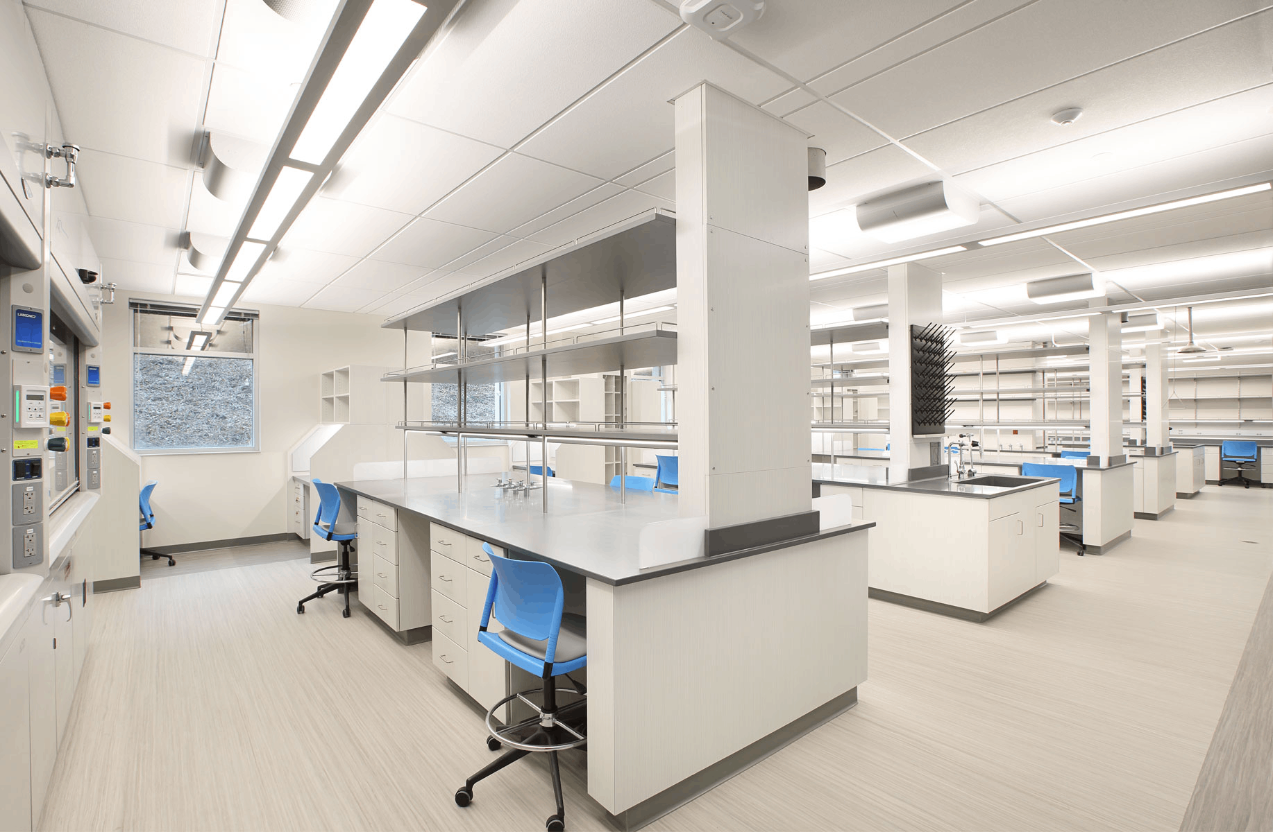 實驗室裝修材料選擇趨勢：未來實驗室如何精準匹配實驗需求？