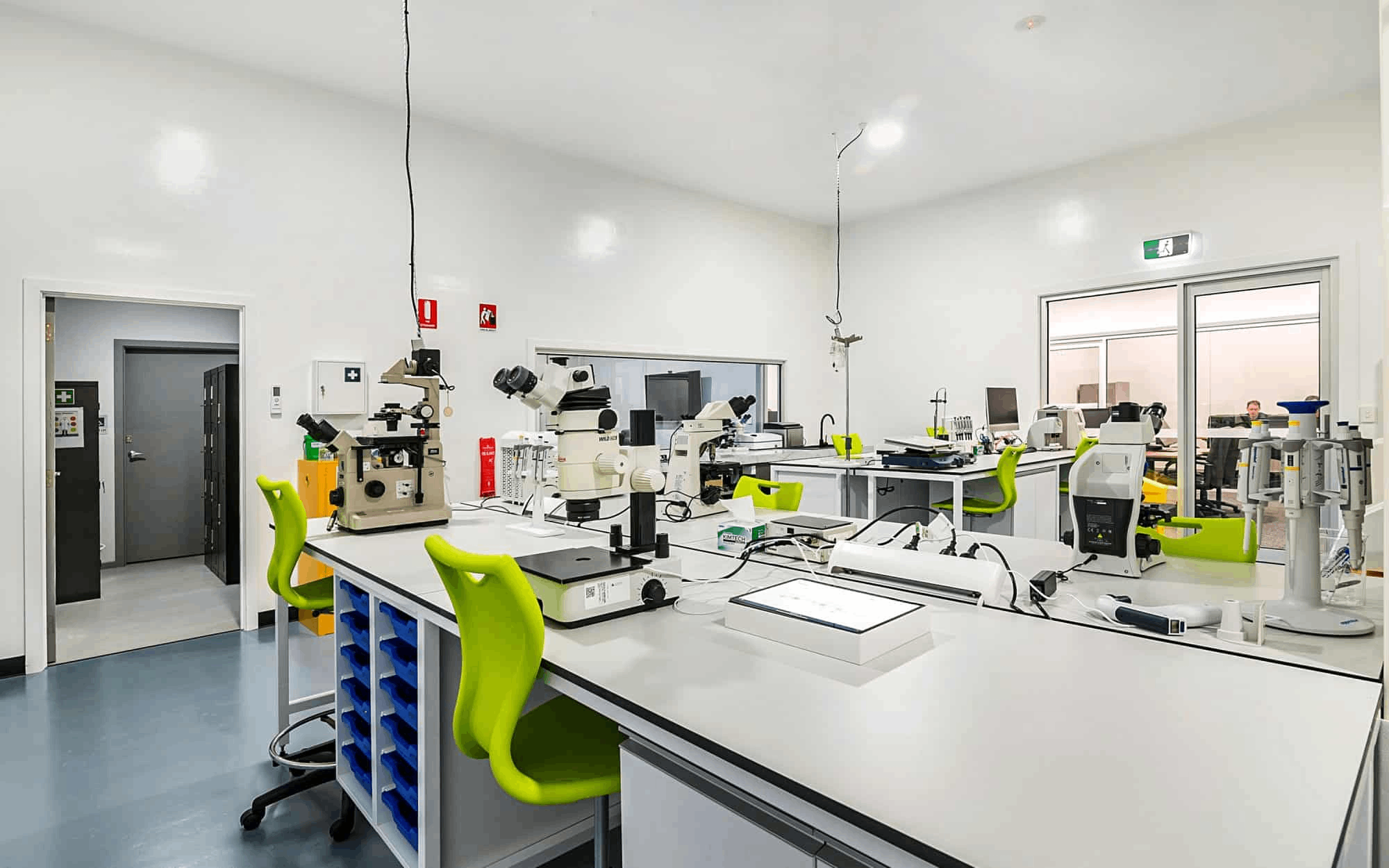 實驗室裝修中危險化學(xué)品存儲區(qū)域的安全設(shè)計